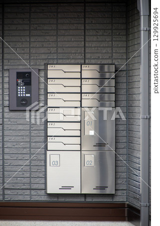 公寓大樓郵箱、包裹儲物櫃和對講機 公寓大樓郵箱、包裹儲物櫃和對講機 129925694