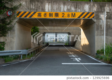 高速公路地下道限高2.8米 129925696