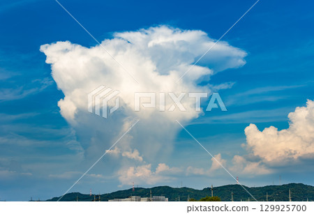 黃昏時分,積雨雲變得越來越大 黃昏時分,積雨雲變得越來越大 129925700