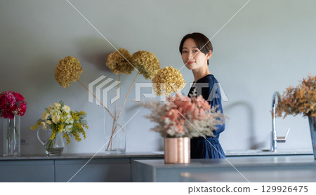 生活在鮮花環繞的女人 129926475
