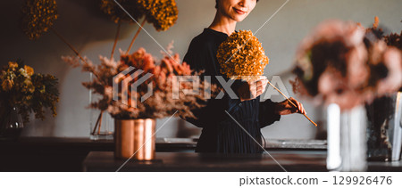 生活在鮮花環繞的女人 129926476