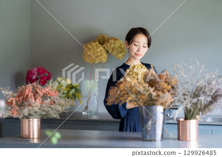 生活在鮮花環繞的女人 129926485