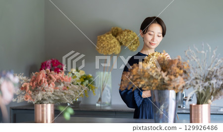 生活在鮮花環繞的女人 129926486