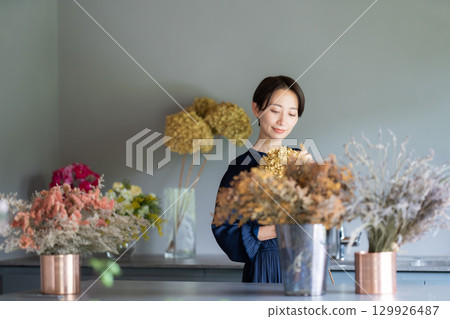 生活在鮮花環繞的女人 129926487