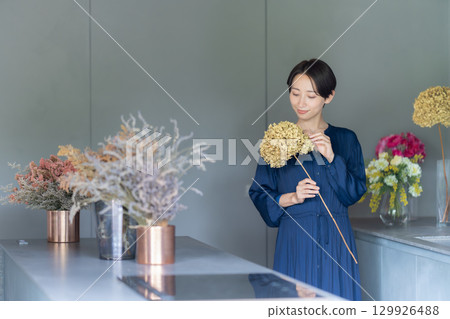 生活在鮮花環繞的女人 129926488