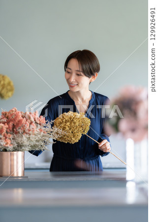 生活在鮮花環繞的女人 129926491