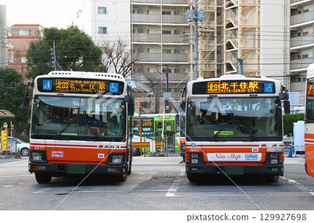 【北01/北03】西新井大師前準備出發的新舊東武巴士（開往北千住站的不同路線） 129927698