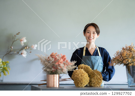 生活在鮮花環繞的女人 129927702