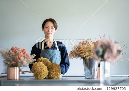 生活在鮮花環繞的女人 129927703