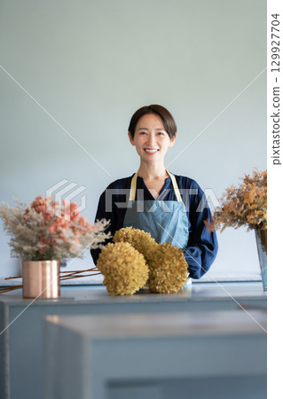 生活在鮮花環繞的女人 129927704