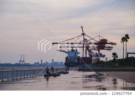 [六甲海上公園]黃昏的港口風景 129927764