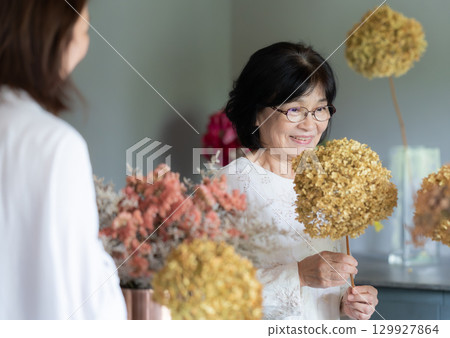Flower arrangement class Flower arrangement class 129927864