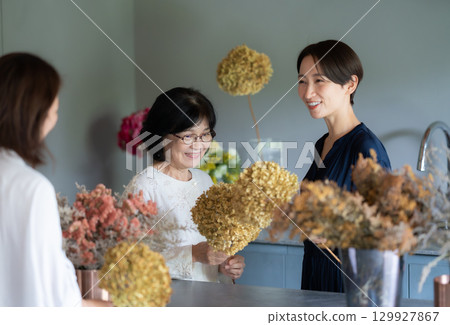Flower arrangement class 129927867