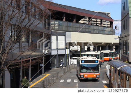 停泊在西新井大師站前的東武巴士和東武大師線10000系列列車 129927876