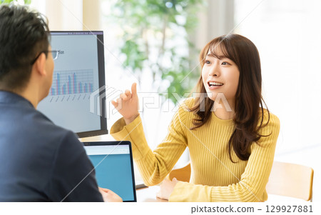 兩個商人，一男一女，開會 129927881