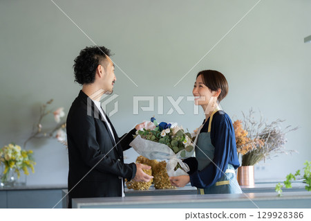 男顧客在花店買花 129928386