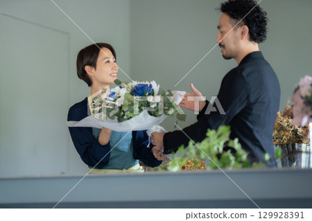 男顧客在花店買花 129928391