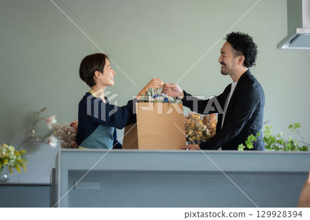 男顧客在花店買花 129928394