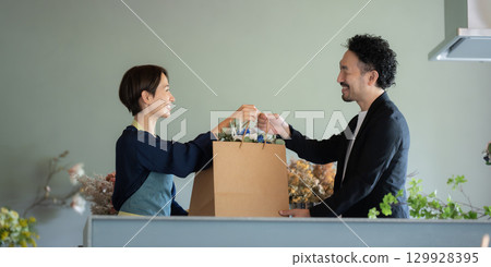 男顧客在花店買花 129928395