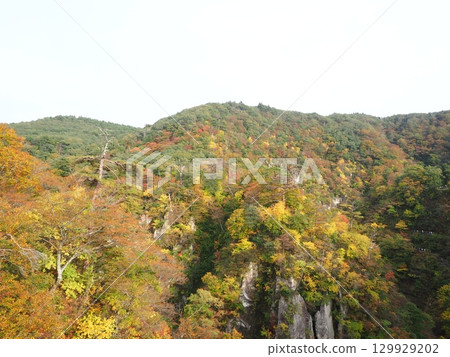 Spectacular autumn foliage at Naruko Gorge in Miyagi Prefecture | A famous valley tourist spot in Tohoku 129929202