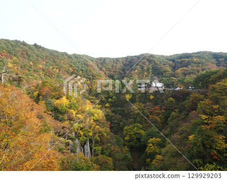 Spectacular autumn foliage at Naruko Gorge in Miyagi Prefecture | A famous valley tourist spot in Tohoku 129929203
