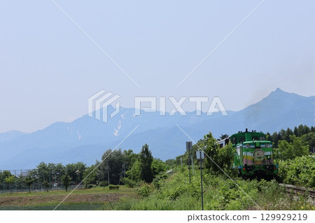 JR富良野線薰衣草田站附近運行的富良野美瑛號Norokko列車 129929219