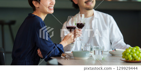 一對夫婦在現代客廳/餐廳裡喝紅酒 129929444