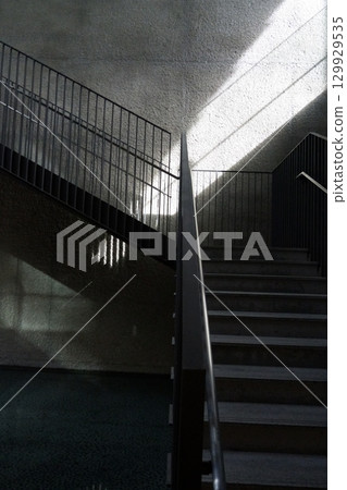地下室樓梯與燈光的和諧 129929535