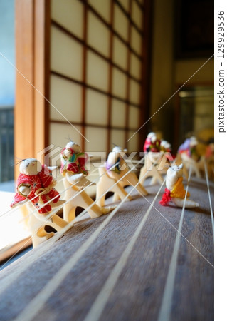 古宅日式房間中，雛人偶在彈奏古箏 129929536