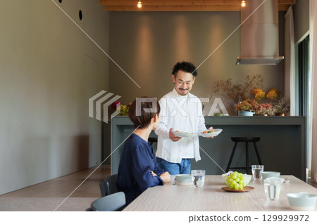 在現代客廳/餐廳享受家庭用餐 129929972