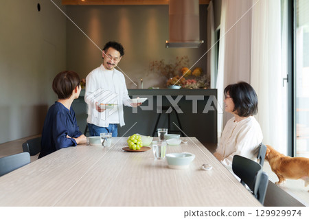 在現代客廳/餐廳享受家庭用餐 129929974