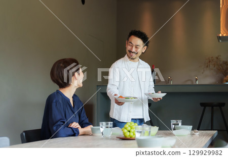 在現代客廳/餐廳享受家庭用餐 129929982