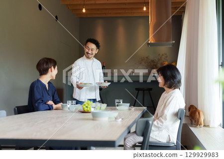 在現代客廳/餐廳享受家庭用餐 129929983