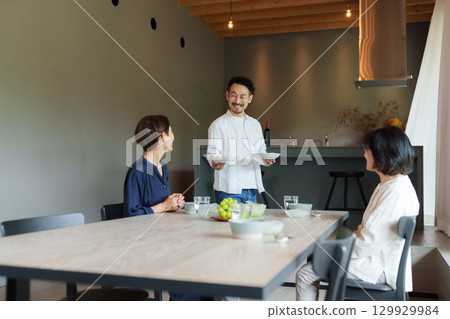 在現代客廳/餐廳享受家庭用餐 129929984