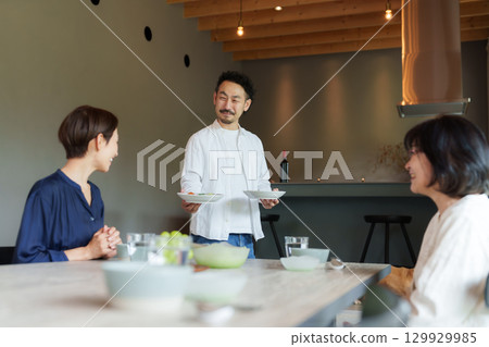 在現代客廳/餐廳享受家庭用餐 129929985