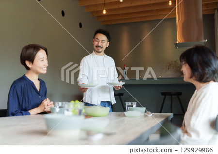 在現代客廳/餐廳享受家庭用餐 129929986