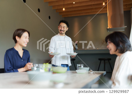 在現代客廳/餐廳享受家庭用餐 129929987