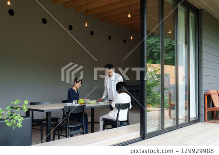 在現代客廳/餐廳享受家庭用餐 129929988