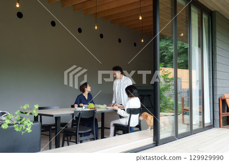 在現代客廳/餐廳享受家庭用餐 129929990