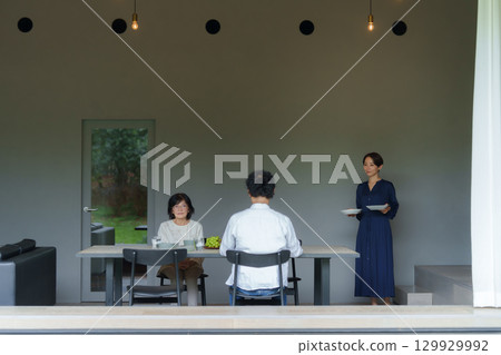 在現代客廳/餐廳享受家庭用餐 129929992