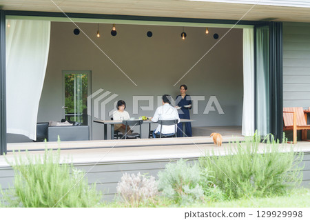 在現代客廳/餐廳享受家庭用餐 129929998