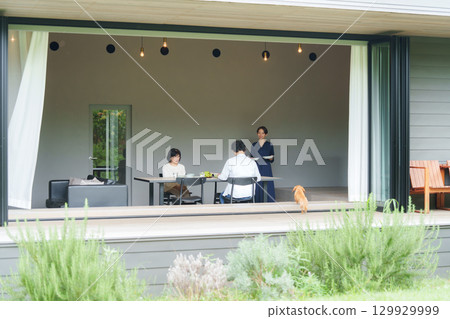 在現代客廳/餐廳享受家庭用餐 129929999