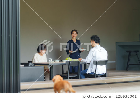 在現代客廳/餐廳享受家庭用餐 129930001