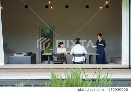 在現代客廳/餐廳享受家庭用餐 129930006