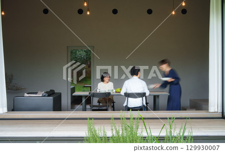 在現代客廳/餐廳享受家庭用餐 129930007