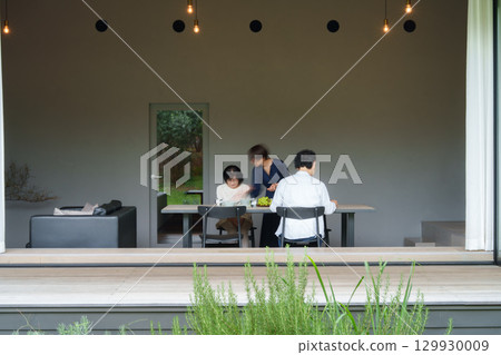 在現代客廳/餐廳享受家庭用餐 129930009