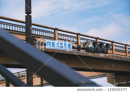 [Hakuto Coast] Coastal road and beautiful scenery of the Sea of Japan, traffic lights and footbridge 129930377
