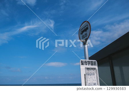 [Hakuto Coast] Coastal road and beautiful scenery of the Sea of Japan, retro bus stop 129930383