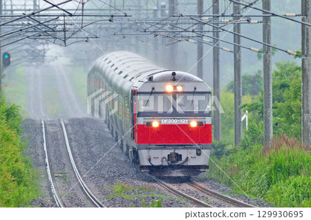 Chitose Line Shimamatsu-Kitahiroshima JR Freight DF200-117 (Goryokaku) + JR East E26 series (Oku) 129930695