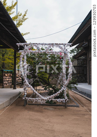 [Hakuto Shrine] A historic shrine in Tottori, with an object with fortune slips tied to it 129930703